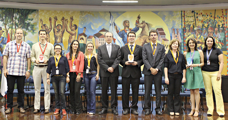 O presidente Sebastião Helvecio (centro) e os vencedores do Projeto Inovar 2015